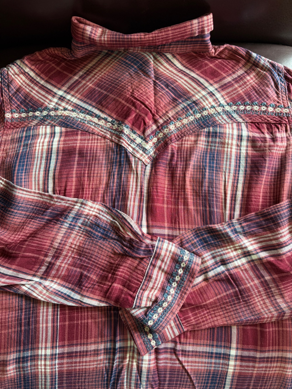 Wrangler Red and Blue Plaid Snap-Front LADIES Button Down WESTERN Shirt.